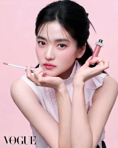 Kim Tae Ri - shows tits