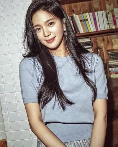 Lee Elijah - shows tits