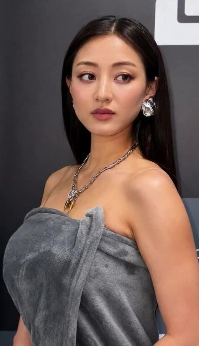 Jihyo - shows boobs