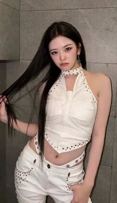 Yujin - shows pussy
