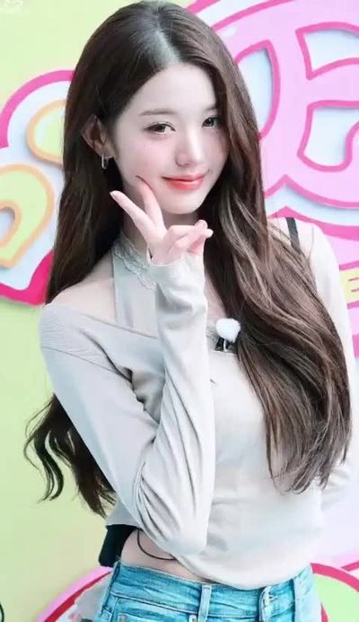 Wonyoung - shows tits