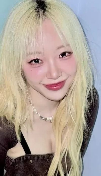 Jeewon - shows tits