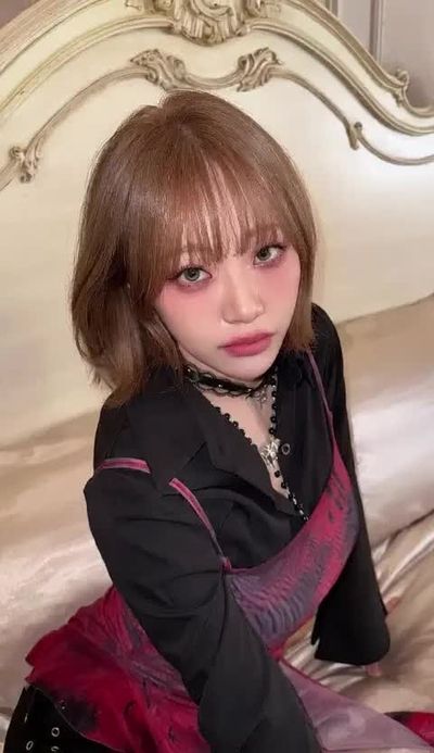 Jeewon - shows tits