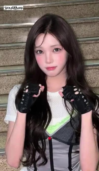 Yuha - shows tits