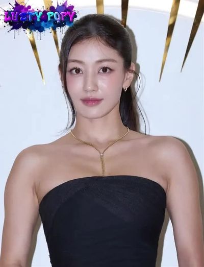 Jihyo - shows tits