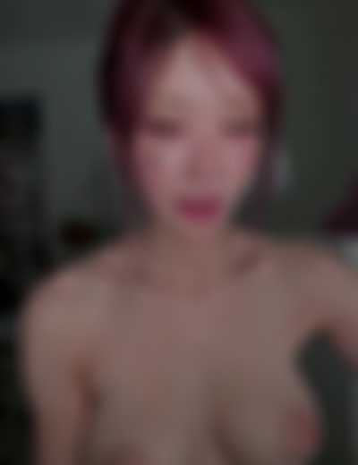 Magenta - boobs show