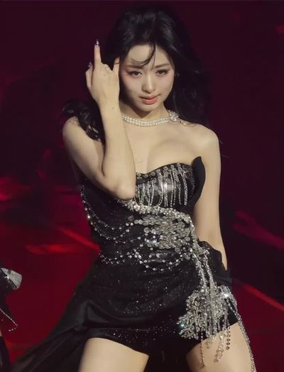 Ahyeon - shows boobs