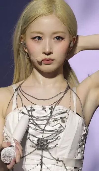 Haewon - shows tits