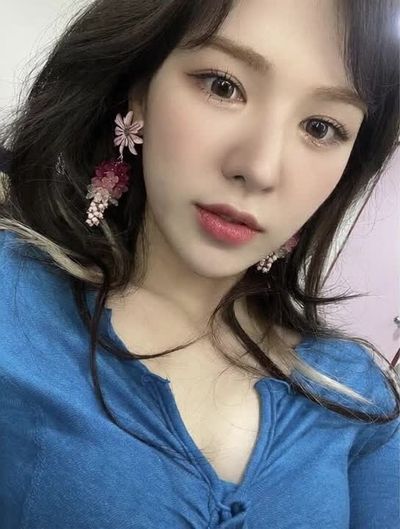 Wendy - shows tits