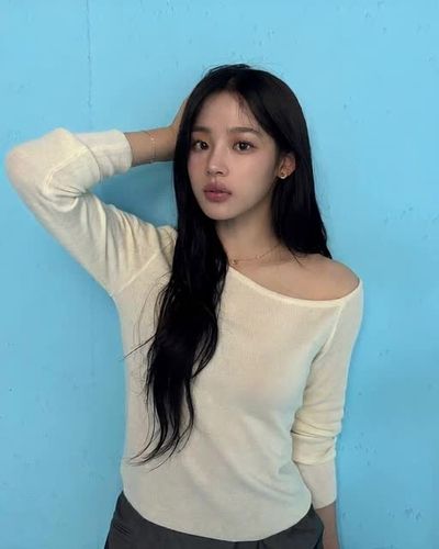 Minji - shows tits
