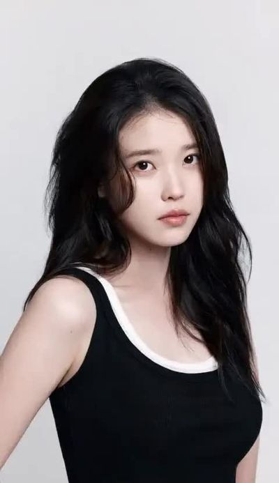 IU - shows tits