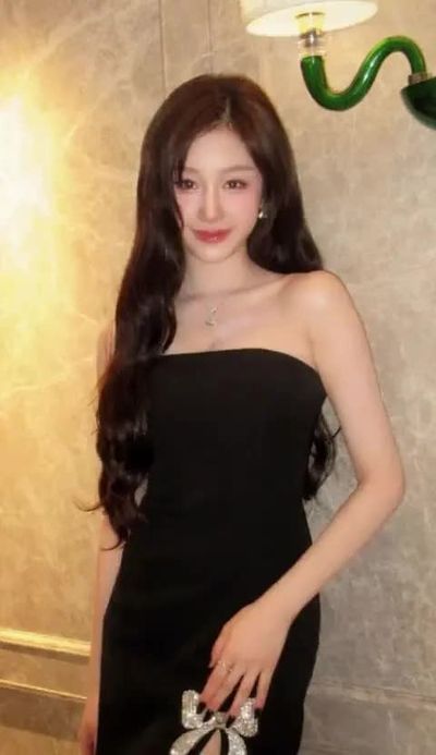 Pharita - shows tits