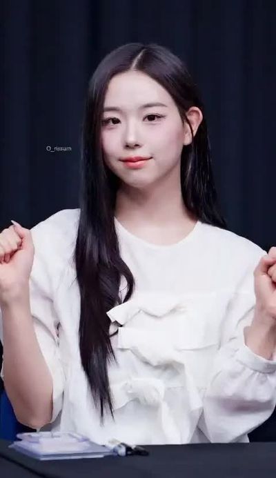 Chaeyeon - shows tits