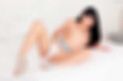 Minnie - naked on bed
