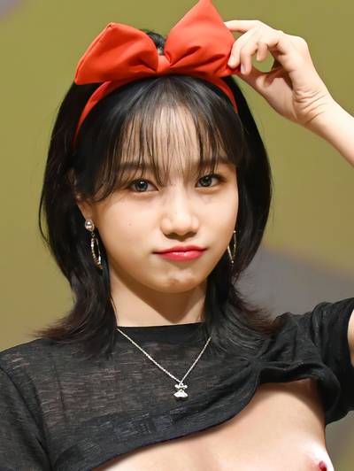 Yuri - shows tits fansign
