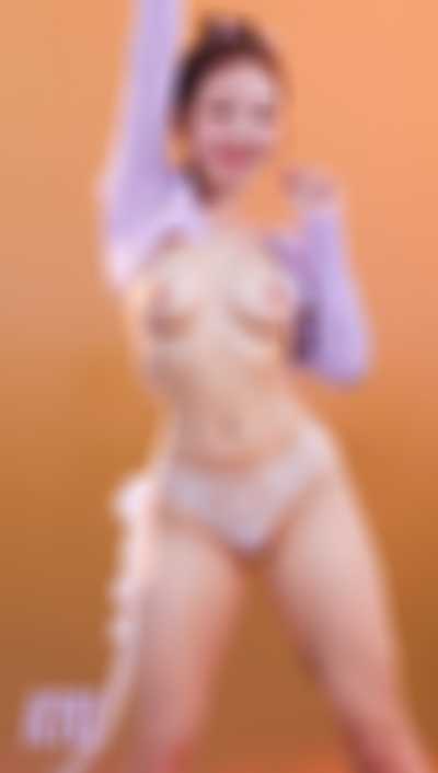Nayeon - shows tits