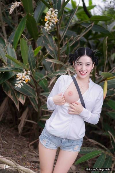 Yujin - naked