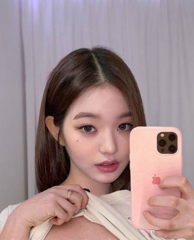 Wonyoung - shows tits