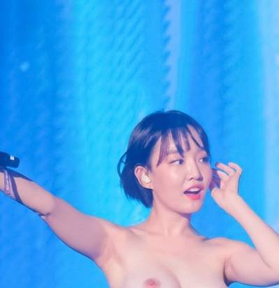Younha - naked on stage
