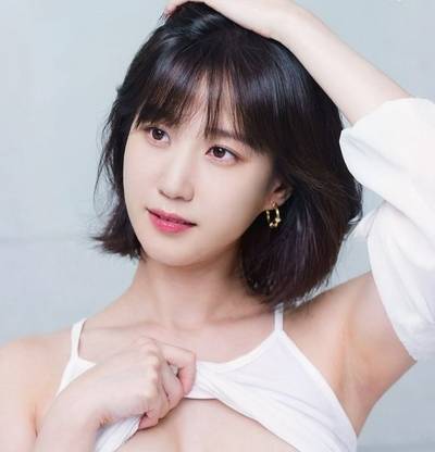 Park Eun-bin - shows tits